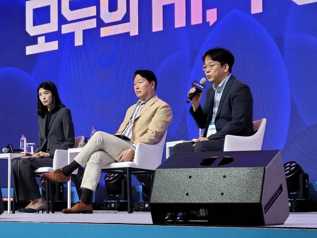 이예하(오른쪽) 뷰노 대표가 지난 18일 열린 대한상공회의소 하계포럼 인공지능(AI) 토크쇼에서 발언하고 있다. 뷰노 제공.