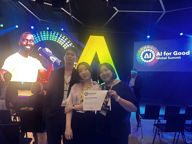 스위스 제네바에 열린 'AI 포 굿 영화제' 현장. (사진 왼쪽부터) 판다곰(이경수) 프로듀서, 이윤선 감독, 홍정민 감독