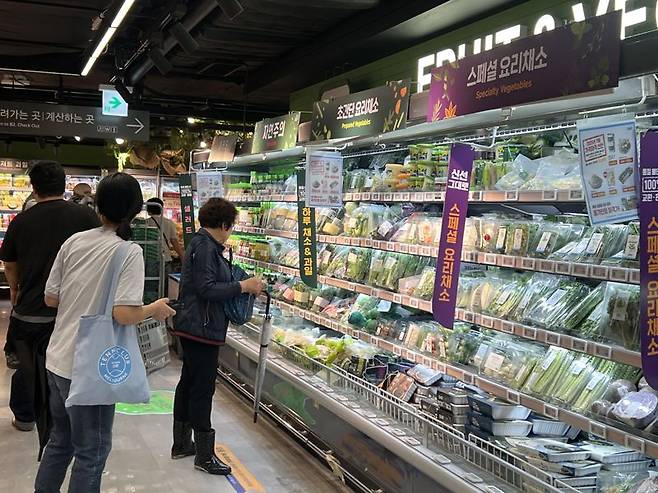 지난 18일 정부와 대형마트가 협력해 준비한 '여름 농축산물 할인 행사'에 참여한 이마트 신촌점의 채소 코너에서 고객들이 장을 보고 있다. 사진=김현지 기자