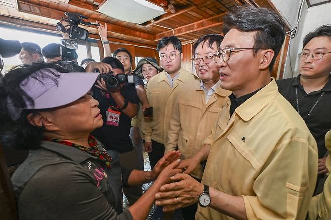 김민석 국무총리(앞줄 오른쪽)가 20일 폭우로 침수피해를 입은 광주 북구 신안교 인근 주택을 찾아 피해 주민을 위로하고 당시 상황을 듣고 있다. 뉴시스