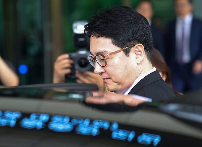 심우정 전 검찰총장이 지난 2일 서울 서초구 대검찰청에서 퇴임식을 마친 뒤 청사를 나서며 차량에 오르고 있다. 연합뉴스