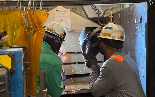 지난 16일(현지시각) 미국 펜실베이니아주 필라델피아 필리조선소 내 교육장에서 제임스 투니아가 용접 교육을 받고 있다. 필라델피아/김원철 특파원