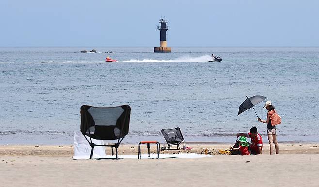제주 지역에 폭염특보가 발효 중인 20일 낮 제주시 이호테우해수욕장에서 제주도민과 관광객들이 더위를 식히고 있다. 연합뉴스