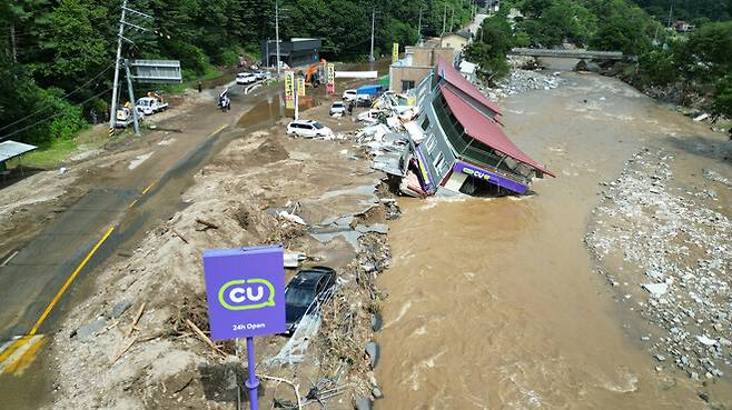 20일 새벽 집중적으로 비가 내린 경기 가평에서 주민 1명이 산사태로 숨지고, 또 다른 주민 1명이 급류에 휩쓸려 숨졌다 .이날 새벽 4시30분께 경기 가평군 조종면 대보1리에서 주민 이모(80)씨가 급류에 휩쓸렸다 홍수로 조종면 현리 도로가 끊겼다. 류우종 기자 wjryu@hani.co.kr