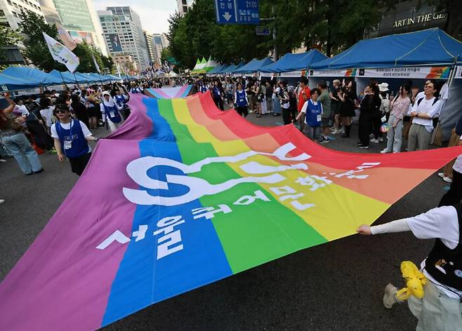 지난 6월14일 제26회 서울퀴어문화축제의 일환인 서울퀴어퍼레이드가 서울 중구 남대문로 및 우정국로 (을지로입구역-종각역) 일대에서 진행됐다. 정용일 선임기자 yongil@hani.co.kr