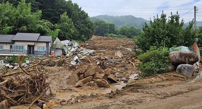 주민 3명이 숨지고 1명이 다친 경남 산청군 산청읍 부리 내부마을 산사태 현장. 가정집 등 건물 3동이 흙더미에 휩쓸려 흔적도 없이 사라졌다. 최상원 기자