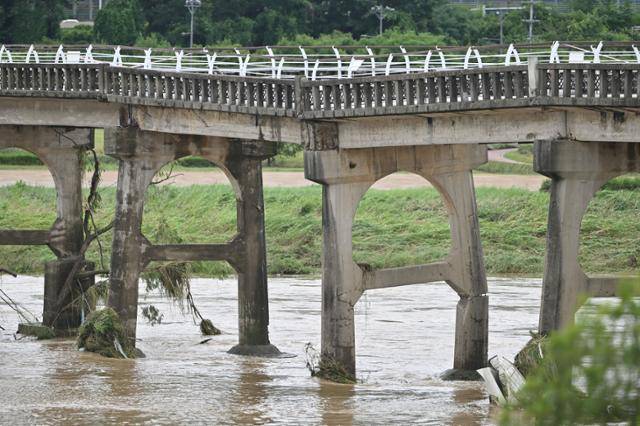 18일 오후 광주 북구 동림동 옛 산동교 중단부가 전날 내린 폭우로 파손돼 있다. 광주 유일의 6·25 전적지인 산동교는 그간 시민들의 산책로로 이용돼 왔는데, 이번 파손으로 출입이 통제됐다. 광주=뉴시스