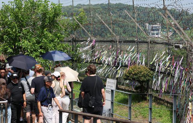 8일 오전 경기 파주시 임진각이 안보여행에 나선 외국인 관광객들로 붐비고 있다. 파주=뉴스1