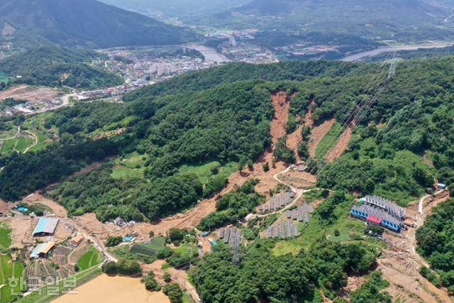 20일 경남 산청군 부리마을 일대에 전날 발생한 호우·산사태로 토사가 쏟아져 주택이 붕괴돼 있다. 산청=박시몬 기자
