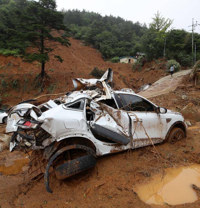 20일 경남 산청군 산청읍 내리 한 마을에 폭우와 산사태로 토사가 흘러내려 차량 등이 파손돼 있다. 산청=뉴스1