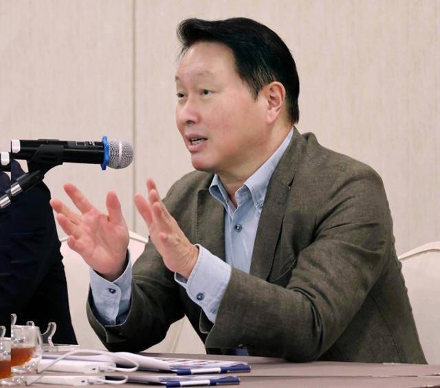 최태원 대한상공회의소 회장(SK그룹 회장)이 17일 경주에서 대한상의 하계포럼을 계기로 열린 기자 간담회에서 발언을 하고 있다. 대한상의 제공