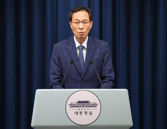 우상호 대통령실 정무수석이 20일 용산 대통령실에서 장관 인선 관련 브리핑을 하고 있다. 우 수석은 이재명 대통령이 이진숙 교육부 장관 지명을 철회했다고 밝혔다. 연합뉴스