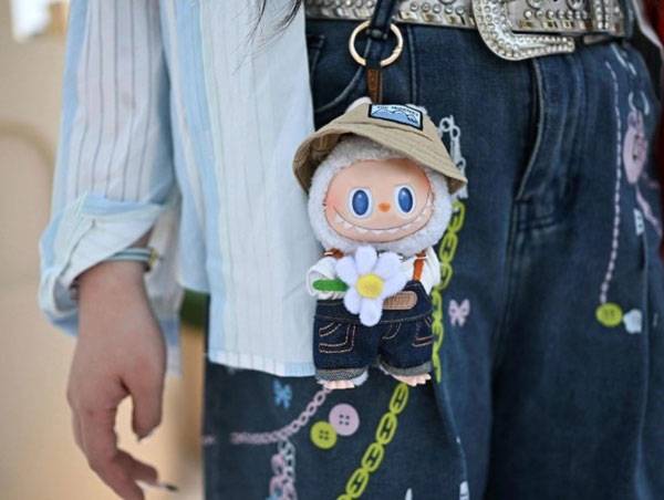 Z세대 사이에서 유행하는 중국 완구 브랜드 ‘팝마트’의 캐릭터 인형 ‘라부부’(LABUBU) 수집 열풍이 심리적 불안과 갈등을 반영한 현상이라는 분석이 제기됐다./사진=AFP 연합뉴스