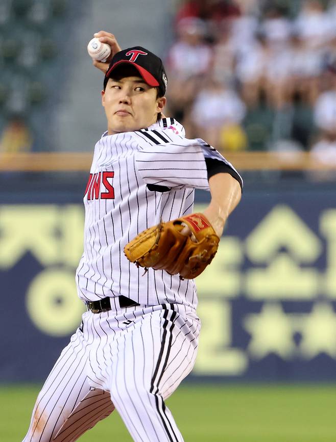 8일 오후 서울 잠실야구장에서 열린 2025 KBO리그 프로야구 LG트윈스와 키움히어로즈의 경기에서 LG선발 임찬규가 등판해 역투하고 있다. 잠실=김민규 기자 mgkim1@edaily.co.kr /2025.07.08/