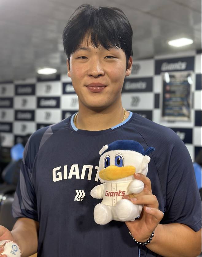 롯데 이민석이 지난 3일 사직 LG전 역투 후 구단 마스코트 인형을 들고 웃고 있다. 부산=이형석 기자 