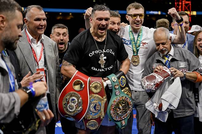 올렉산드르 우식(가운데)이 대니얼 뒤부아와 복싱 4대 기구(WBA·WBC·IBF·WBO) 헤비급 통합 타이틀전에서 승리했다. 사진=EPA 연합뉴스