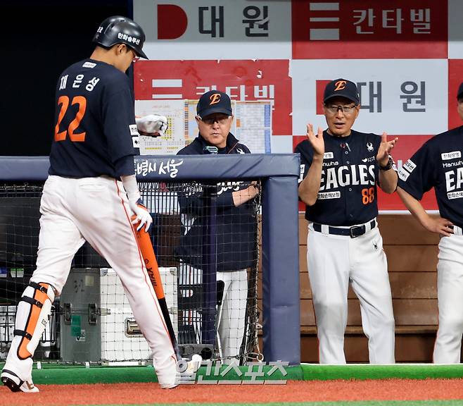 6일 오후 서울 고척스카이돔에서 열린 2025 KBO리그 프로야구 키움히어로즈와 한화이글스의 경기. 2회초 무사 1루 채은성이 투런홈런을 치고 홈인해 김경문 감독의 축하를 받고 있다. 고척=김민규 기자 mgkim1@edaily.co.kr /2025.07.06/