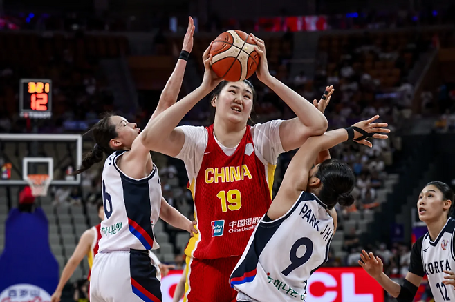 20일 열린 대표팀과 중국의 2025 FIBA 아시아컵 3위 결정전. 중국 빅맨 장쯔위가 박지현, 최이샘 앞에서 공격을 시도하고 있다. 사진=FIBA