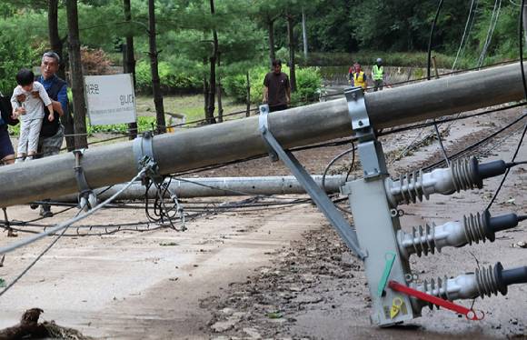 20일 경기 가평군 가평읍 관계자들이 집중호우로 길이 끊어져 용추계곡 한 펜션에 고립됐던 시민들을 구출하고 있다. 2025.7.20  [사진=연합뉴스]