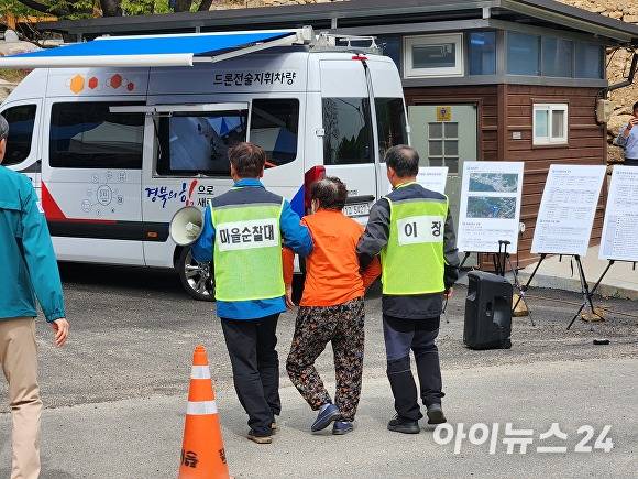 지난 19일 영주시 삼가리 마을에서 주민대피시스템 가동 훈련을 하고 있다. [사진=경북도청]