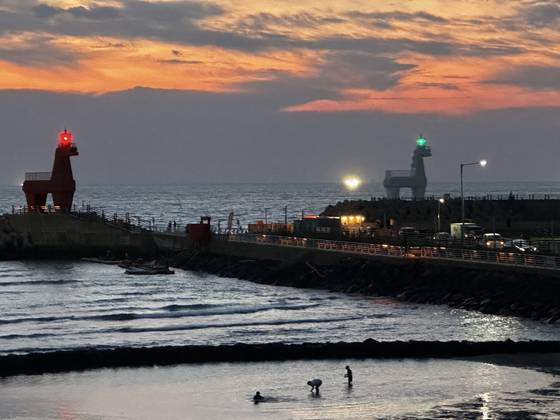 올해 여름 해질녘 노을이 진 제주 이호해수욕장을 찾은 관광객들. 최충일 기자