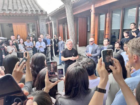 지난 16일 베이징의 전통가옥 사합원 스타일의 만다린 오리엔탈 호텔에서 젠슨 황 엔비디아 최고경영자가 기자회견을 갖고 자신의 인공지능 및 중국 시장 전망을 밝히고 있다. 신경진 특파원