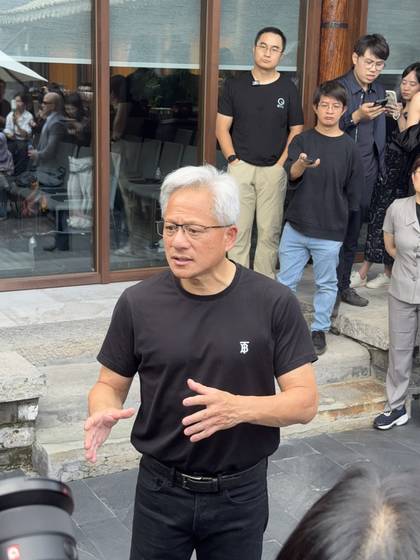 지난 16일 베이징의 전통가옥 사합원 스타일의 만다린 오리엔탈 호텔에서 젠슨 황 엔비디아 최고경영자가 기자회견을 갖고 자신의 인공지능 및 중국 시장 전망을 밝히고 있다. 신경진 특파원