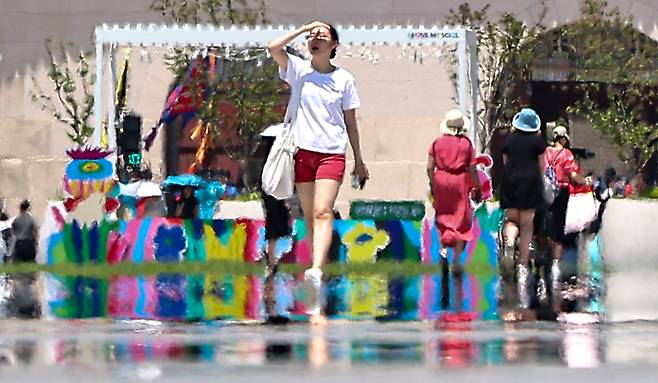 폭염이 이어진 10일 서울 종로구 광화문광장에 아지랑이가 피어오르고 있다. 뉴스1