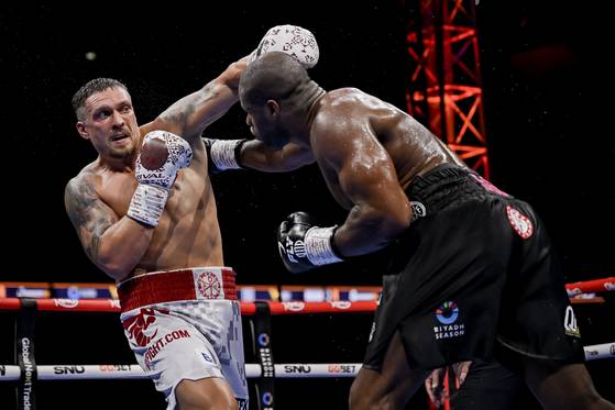 복싱 헤비급 4대 기구 통합 챔프를 차지한 우식(왼쪽). EPA=연합뉴스