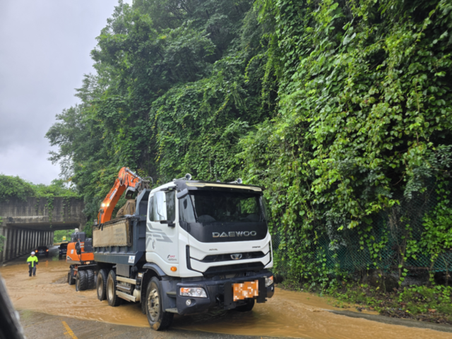 ▲ 지난 19일 오후 7시 44분쯤 춘천 남실피암터널 입구에 낙석이 발생해 당국이 복구작업을 진행하고 있다. 춘천시 제공