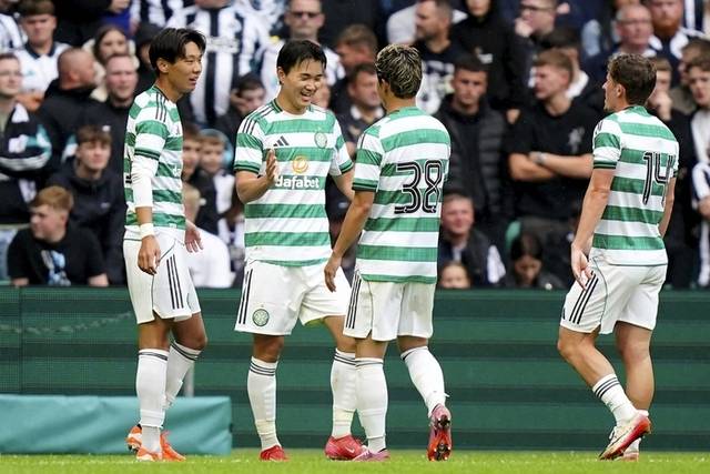 ▲ 셀틱 FC 양현준(왼쪽 두번째)이 지난 19일(현지 시간) 스코틀랜드 글래스고 셀틱 파크에서 열린 뉴캐슬 유나이티드 FC와 친선 경기에서 득점한 뒤 동료들과 기뻐하고 있다. AP/연합뉴스