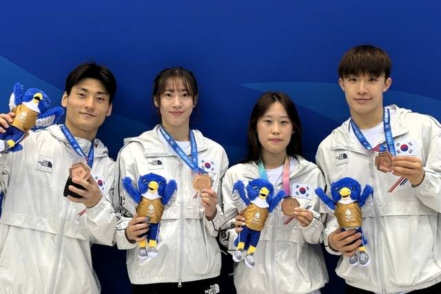 ▲ 강원도청 김나현(왼쪽 두번째)이 최근 독일 베를린에서 열린 2025 라인-루르 하계세계대학경기대회 다이빙 혼성 단체전에서 동메달을 차지한 뒤 기념 촬영하고 있다. 대한수영연맹 제공