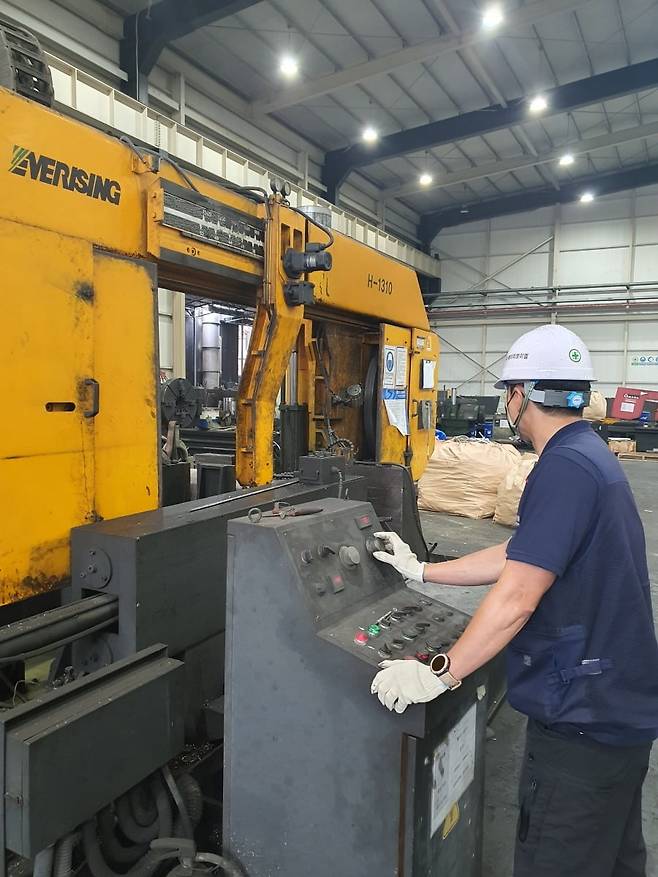 황성호 과장이 소재 절단 작업을 하는 기기를 조작하고 있다. 서산=윤현주 기자