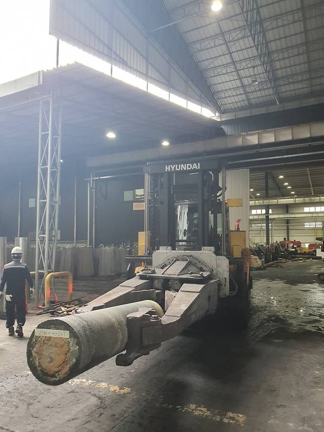 한 근로자가 소재 운반을 하고 있다. 서산=윤현주 기자