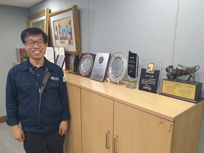 최숙종 부장이 코스닥 상장패 등을 보여주고 있다. 서산=윤현주 기자