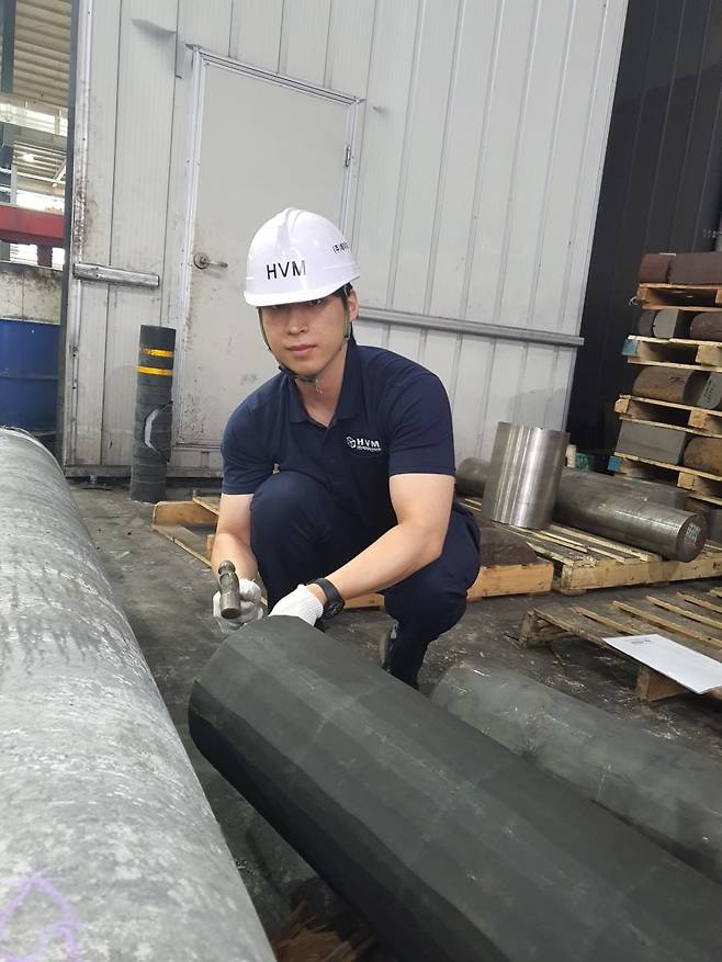 이예호 대리가 소재 검사를 하고 있다. 서산=윤현주 기자