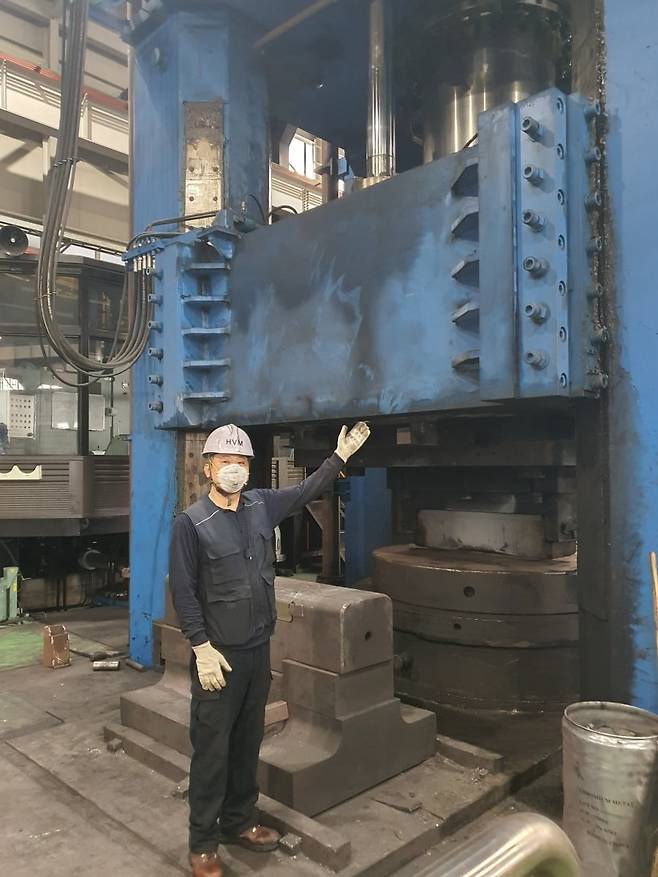 박재현 사원이 단조 설비를 설명하고 있다. 서산=윤현주 기자