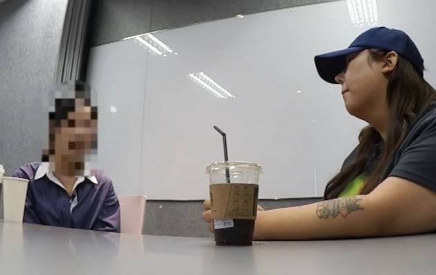 여수 맛집에서 '혼밥'을 한 영상을 올린 유튜버 A(왼쪽)씨와 방송인 풍자.  /사진=스튜디오 수제 유튜브 채널 영상 갈무리