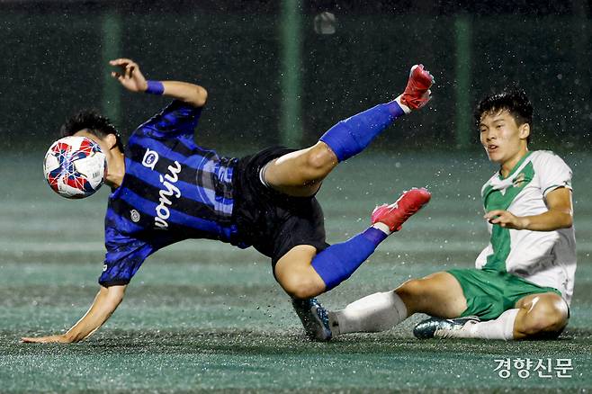 제58회 대통령 금배 전국고교축구대회 18강 데스매치가 열린 19일 충북 제천축구센터에서 강원 미래고와 서울 용문고의 경기가 열리고 있다. 제천 l 문재원 기자