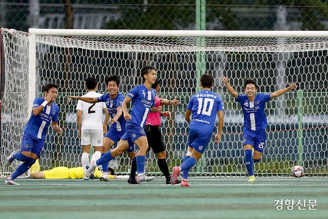 서울 숭실고가 19일 충북 제천축구센터에서 열린 제58회 대통령 금배 전국고교축구대회 18강 데스매치 경기 안양공고와의 경기에서 득점 후 환호하고 있다.  제천 l 문재원 기자