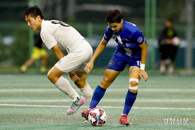 경기 안양공고 장서율과 서울 숭실고 김선혁이 19일 충북 제천축구센터에서 열린 제58회 대통령 금배 전국고교축구대회 18강 데스매치에서 볼경합을 하고 있다. 제천 l 문재원 기자