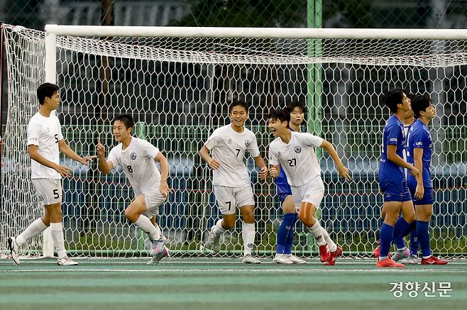 경기 안양공고 장서율이 19일 충북 제천축구센터에서 열린 제58회 대통령 금배 전국고교축구대회 18강 데스매치 서울 숭실고와의 경기에서 득점 후 환호하고 있다.  제천 l 문재원 기자