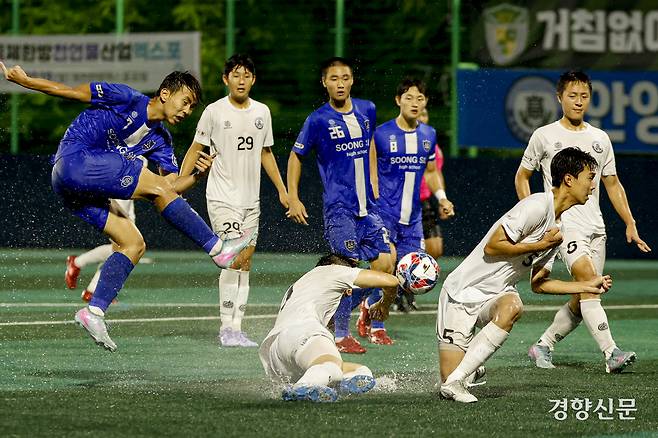 서울 숭실고 김승렬이 19일 충북 제천축구센터에서 열린 제58회 대통령 금배 전국고교축구대회 18강 데스매치 경기 안양공고와의 경기에서 슛팅하고 있다.  제천 l 문재원 기자