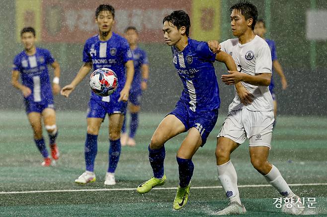 서울 숭실고 조예준이 19일 충북 제천축구센터에서 열린 제58회 대통령 금배 전국고교축구대회 18강 데스매치 경기 안양공고와의 경기에서 볼경합을 하고 있다.  제천 l 문재원 기자