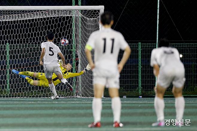 경기 안양공고와 서울 숭실고가 19일 충북 제천축구센터에서 열린 제58회 대통령 금배 전국고교축구대회 18강 데스매치에서 연장 승부차기하고 있다.  제천 l 문재원 기자