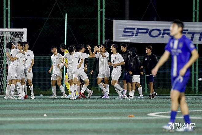 경기 안양공고가 19일 충북 제천축구센터에서 열린 제58회 대통령 금배 전국고교축구대회 18강 데스매치 서울 숭실고와의 경기에서 연장 승부차기 승리 후 환호하고 있다. 제천 l 문재원 기자