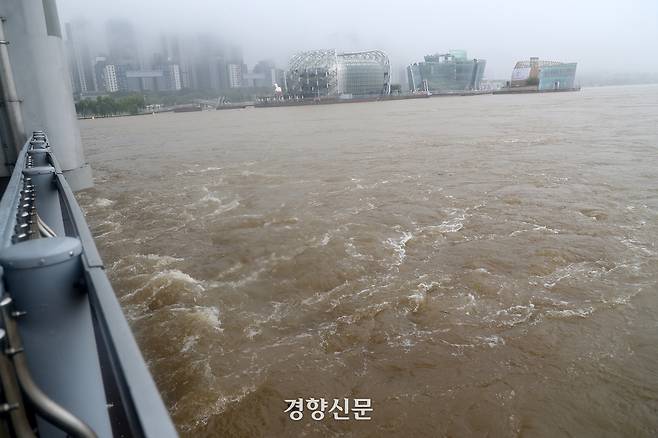 서울 잠수교 아래 한강 수위가 평상시에 비해 많이 상승해 있다.  정지윤 선임기자
