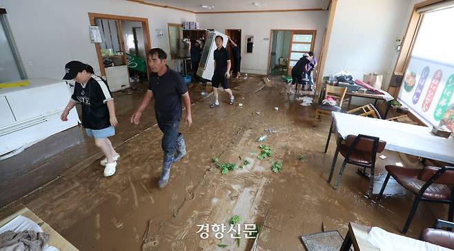경남 산청군 문대마을의 한 식당이 20일 전날 내린 폭우로 인해 손상돼 있는 가운데 주민들이 복구 작업을 하고 있다. 2025.07.20 한수빈 기자