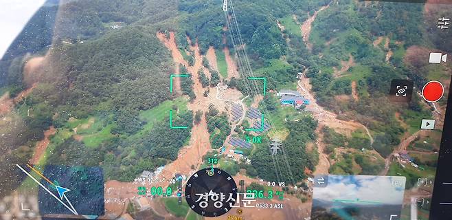 20일 산림청 재난안전대책본부가 경남 산청군 산청읍 부리마을 현장에서 드론 항공 영상으로 피해 상황을 살펴보고 있다. 김정훈 기자