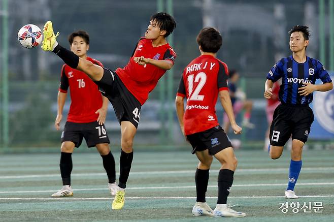 경기 구리고가 20일 충북 제천축구센터에서 열린 2025 대통령금배 고등 U-17, 16강 강원 미래고와의 경기에서 볼경합을 하고 있다.  제천ㅣ문재원 기자